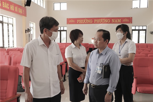 Đồng chí Nguyễn Văn Thành - Ủy viên BTV Thành ủy, Phó Chủ tịch Thường trực UBND thành phố kiểm tra công tác tiêm vắc xin phòng Covid-19 đợt 42 (lần 3 - tháng 11)