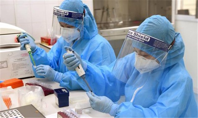 Sáng 29/11: Hơn 60 ca COVID-19 nặng đang thở máy, oxy, theo dõi sự xuất hiện các biến thể mới