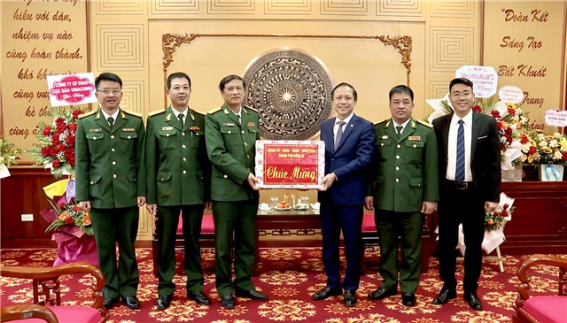 Đồng chí Nguyễn Chiến Thắng - PBT Thường trực Thành ủy chúc mừng các đơn vị quân đội