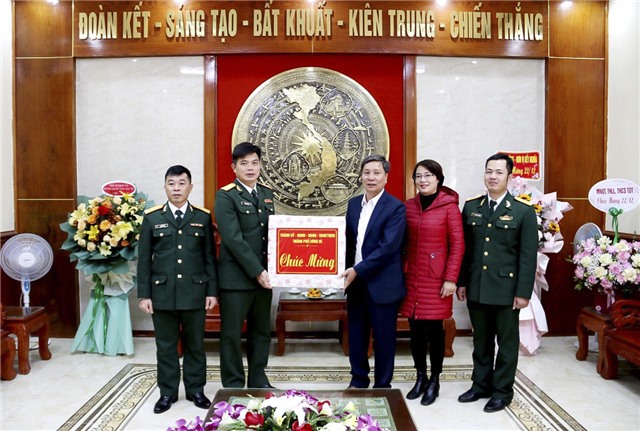 Đồng chí Nguyễn Văn Thành, UVBTV, Phó Chủ tịch Thường trực UBND thành phố chúc mừng ngày thành lập Quân đội nhân dân Việt Nam 22/12