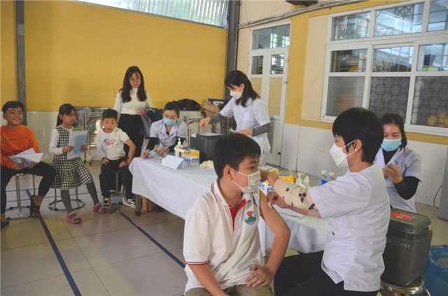 Tiếp tục triển khai tiêm vắc-xin phòng Covid-19