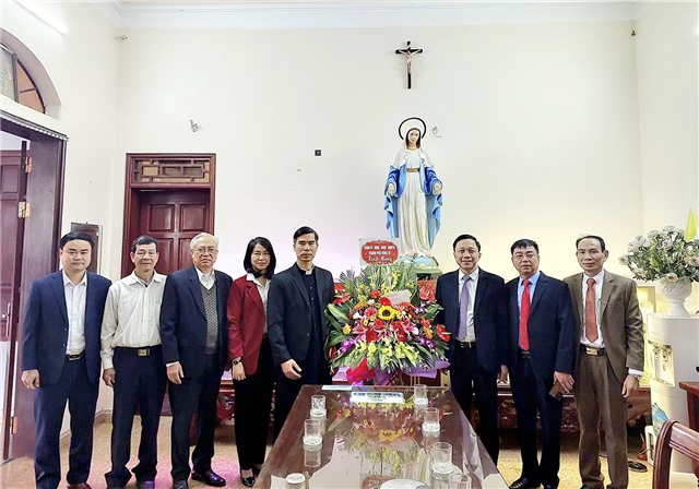 Đồng chí Phó Bí thư Thường trực Thành Ủy Nguyễn Chiến Thắng chúc mừng Giáo xứ Trạp Khê nhân dịp lễ Giáng sinh 2022