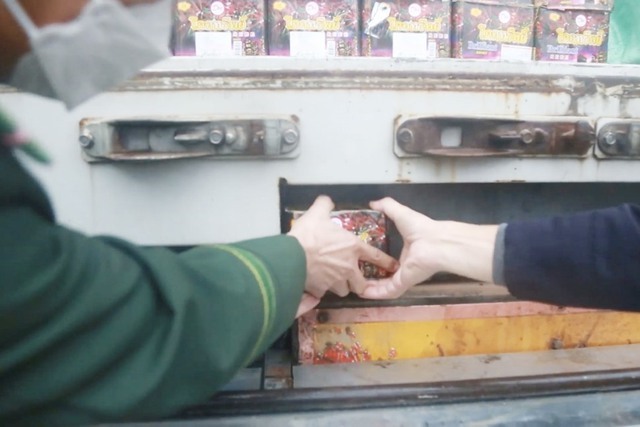 Bắt đối tượng giấu 1,3 tạ pháo trong "hộc bí mật"