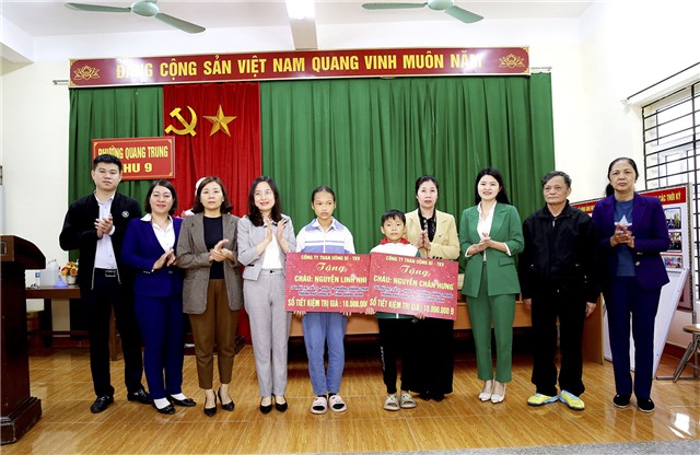 Công ty than Uông Bí trao tặng 2 sổ tiết kiệm cho trẻ em có hoàn cảnh khó khăn tại phường Quang Trung