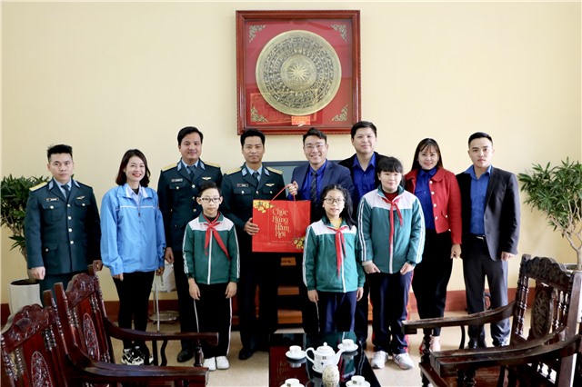 Thành đoàn Uông Bí tặng quà tết các đơn vị lực lượng vũ trang đóng quân trên địa bàn