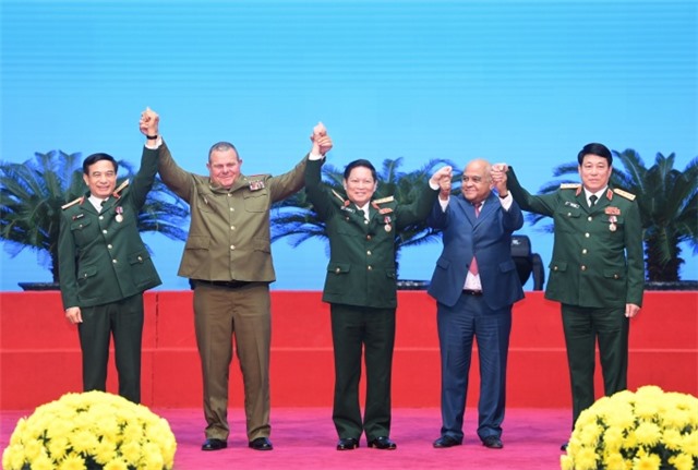 Ba đại tướng nhận huân chương của Nhà nước Cuba