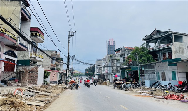 Nhân dân khu 5B, phường Quang Trung hiến trên 4.000m2 đất chỉnh trang tuyến đường Trần Phú, đoạn từ ngã tư Trần Phú - Lựng Xanh đến cầu Trung Đoàn