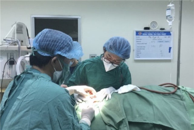 Áp xe sụn vành tai – Hậu quả của việc bấm khuyên tai làm đẹp 