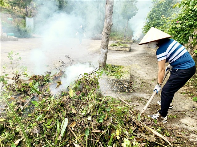 Trung tâm TT-VH thành phố ra quân dọn dẹp vệ sinh, làm đẹp cảnh quan Điểm du lịch sinh thái Lựng Xanh