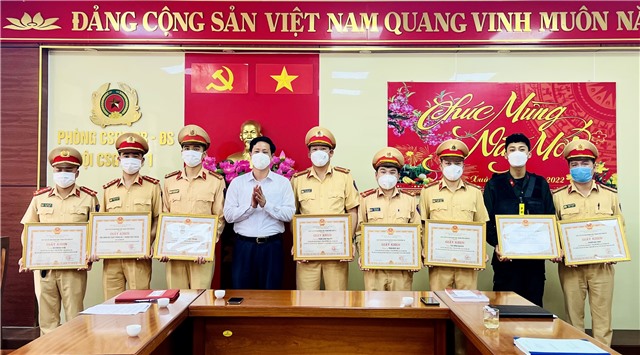 Chủ tịch UBND thành phố trao Giấy khen cho cán bộ, chiến sỹ Đội cảnh sát giao thông số 1