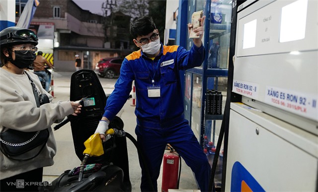 Giá xăng sẽ giảm mạnh vào ngày mai