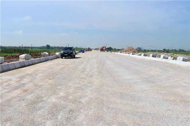 TP Uông Bí: sẽ bảo vệ thi công đối với một số hộ dân đã nhận tiền bồi thường, ký BB bàn giao đất nhưng chưa tháo dỡ công trình để GPMB thực hiện dự án Tuyến đường Trần Hưng Đạo kéo dài và khu DC, TĐC hai bên tuyến đường