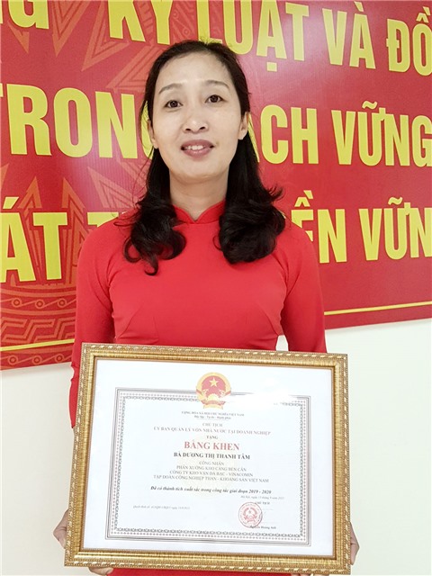 Nữ công nhân xuất sắc tiêu biểu