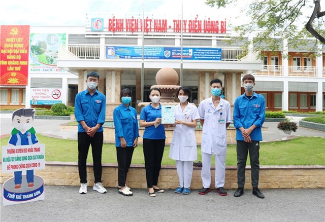 Những bóng hồng trong tâm dịch