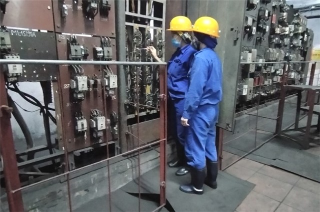 Nữ công nhân vượt khó