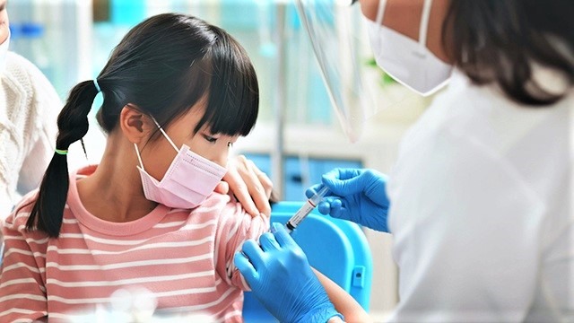 Sáng 1/4: Trẻ đã mắc COVID-19 sau bao lâu có thể tiêm vaccine? Không mua bán trang thiết bị y tế khi chưa có giá kê khai