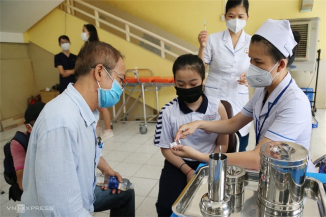 Làm gì cho con trước và sau tiêm vaccine Covid?