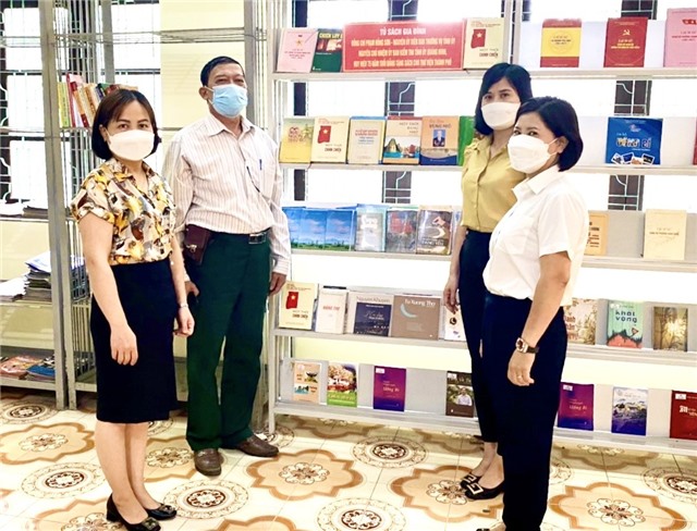 Gia đình Đảng viên lão thành Phạm Hồng Sơn tặng sách cho Thư viện thành phố 