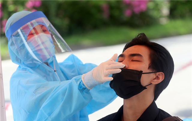 Sáng 5/4: Cả nước chỉ còn gần 2.000 ca COVID-19 nặng; Điều kiện gì để được cấp hộ chiếu vaccine? 