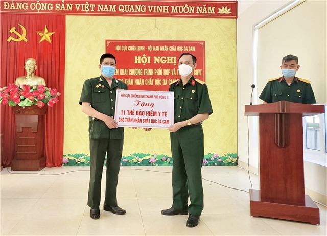 Hội CCB thành phố Uông Bí: tặng thẻ BHYT cho thân nhân nạn nhân chất độc da cam/dioxin