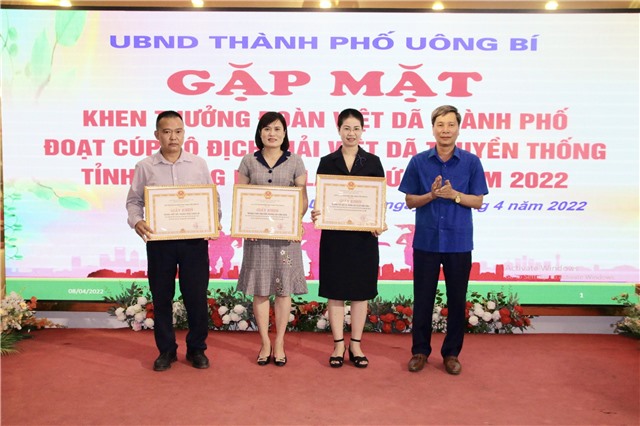 Gặp mặt biểu dương đoàn Việt dã thành phố