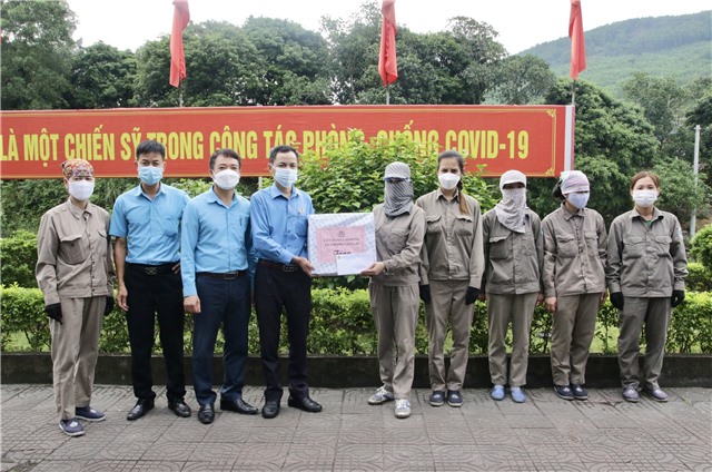 LĐLĐ thành phố Uông Bí: tặng quà các tổ, đội sản xuất tiêu biểu nhân Tháng công nhân
