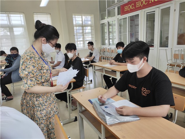Hơn 1.400 thí sinh thành phố Uông Bí làm thủ tục dự thi tuyển sinh vào lớp 10