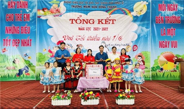 Phó Chủ tịch Thường trực UBND thành phố Nguyễn Văn Thành tặng quà ngày Quốc tế thiếu nhi 1/6 tại Trường Mầm non Đồng Chanh