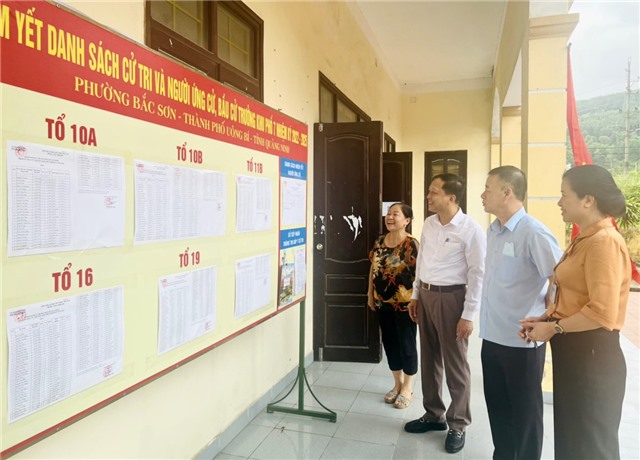 Phó Bí thư Thường trực Thành ủy Nguyễn Chiến Thắng kiểm tra công tác  chuẩn bị bầu cử Trưởng thôn, khu tại phường Bắc Sơn, Vàng Danh, xã Thượng Yên Công