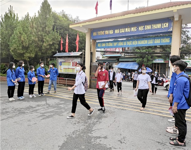 Các thí sinh bước vào môn thi đầu tiên của kỳ thi tuyển sinh vào lớp 10