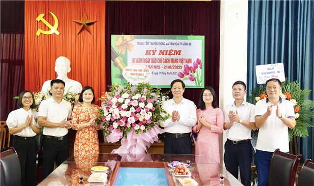 Đồng chí Phạm Tuấn Đạt, Phó Bí thư Thành uỷ, Chủ tịch UBND thành phố chúc mừng Trung tâm Truyền thông và Văn hóa thành phố nhân kỷ niệm 97 năm ngày Báo chí cách mạng Việt Nam (21/6/1925 - 21/6/2022)