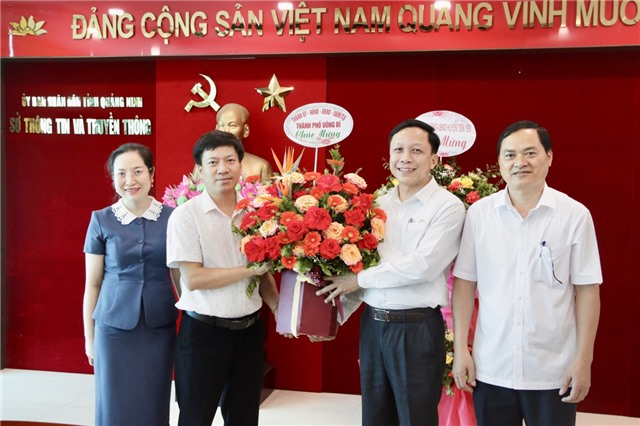 Đồng chí Nguyễn Chiến Thắng – PBT thường trực Thành uỷ Uông Bí chúc mừng các cơ quan báo chí nhân kỷ niệm 97 năm ngày Báo chí cách mạng Việt Nam