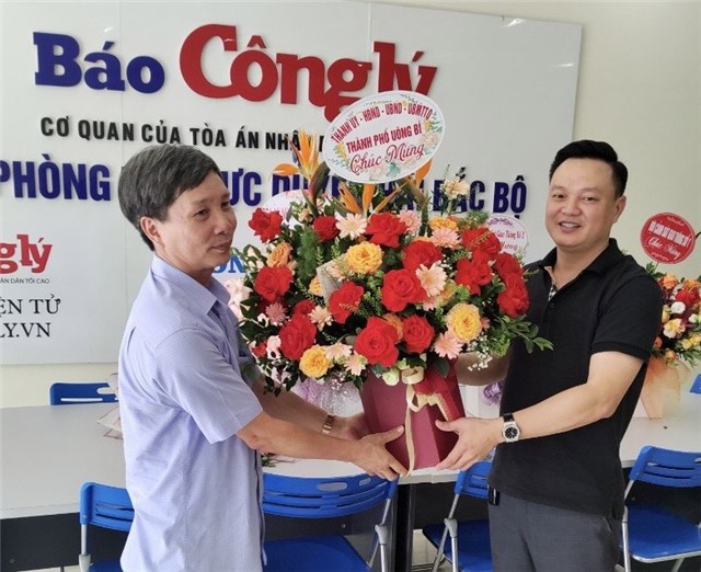 Phó chủ tịch Thường trực UBND thành phố Uông Bí Nguyễn Văn Thành chúc mừng các cơ quan thông tấn báo chí