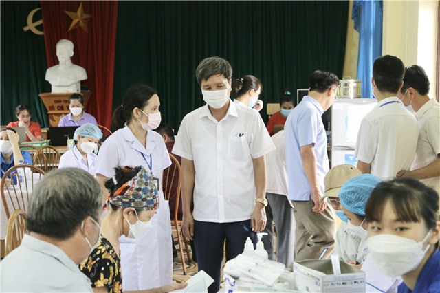 Đồng chí Nguyễn Văn Thành - PCT Thường trực UBND thành phố kiểm tra công tác tiêm vắc xin phòng Covid - 19 mũi 4