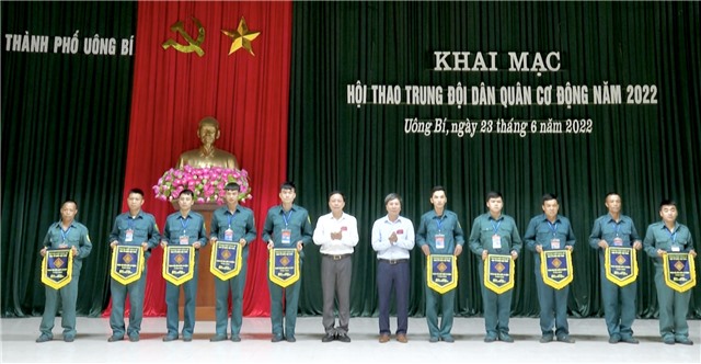 Khai mạc Hội thao Trung đội dân quân cơ động thành phố Uông Bí năm 2022