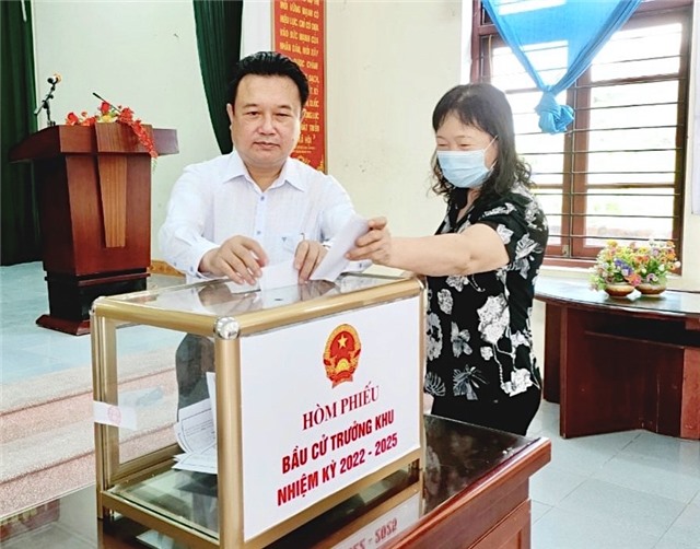 Đồng chí Nguyễn Đức Thành, Uỷ viên BTV, Chủ nhiệm Ủy ban Kiểm tra Tỉnh ủy dự và bỏ phiếu bầu cử tại khu Bí Trung 1, phường Phương Đông