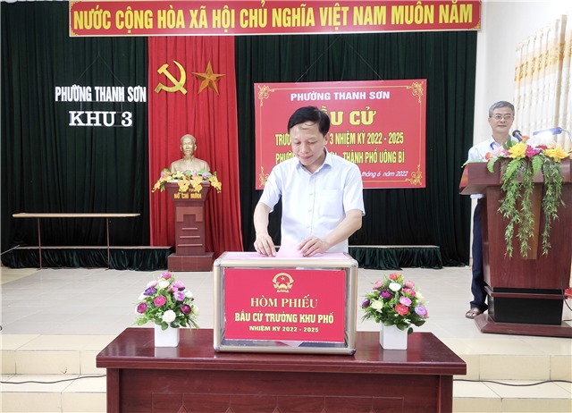 Đồng chí Nguyễn Chiến Thắng, Phó Bí thư Thường trực Thành ủy dự khai mạc bầu cử chức danh Trưởng khu tại khu 3, phường Thanh Sơn