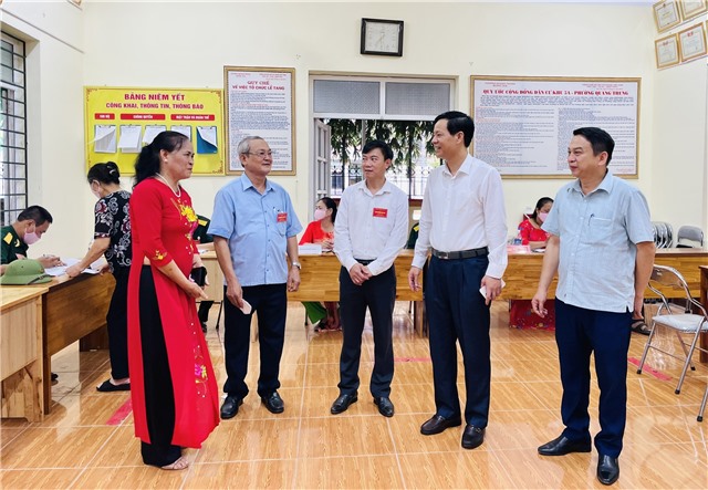 Phó Bí thư Thành ủy, Chủ tịch UBND thành phố Phạm Tuấn Đạt kiểm tra công tác bầu cử Trưởng thôn, khu phố nhiệm kỳ 2022-2025