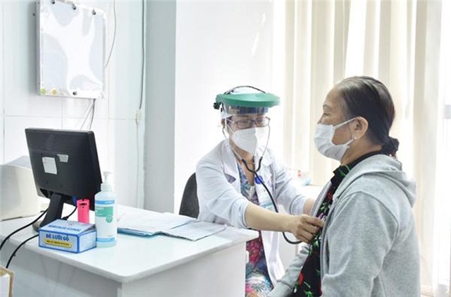 Sáng 6/6: F0 nặng đang điều trị bằng 1/100 giai đoạn cao điểm; Cấp độ dịch COVID-19 mới nhất thế nào? 