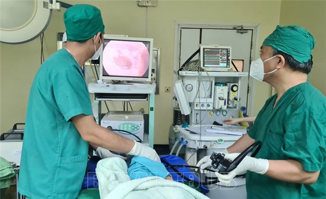 Cấp cứu bệnh nhi 19 tháng tuổi nuốt phải đồng tiền xu