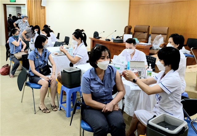 Bộ Y tế điểm danh lần thứ 7 các tỉnh, thành tiêm vaccine COVID-19 mũi 3 và mũi 4 chậm