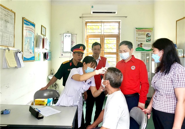 Khám bệnh, tư vấn, cấp phát thuốc miễn phí cho đối tượng chính sách nhân kỷ niệm 75 năm ngày Thương binh, liệt sỹ 