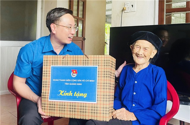 Tỉnh đoàn thăm, tặng quà Mẹ Việt Nam anh hùng Hoàng Thị Nghi