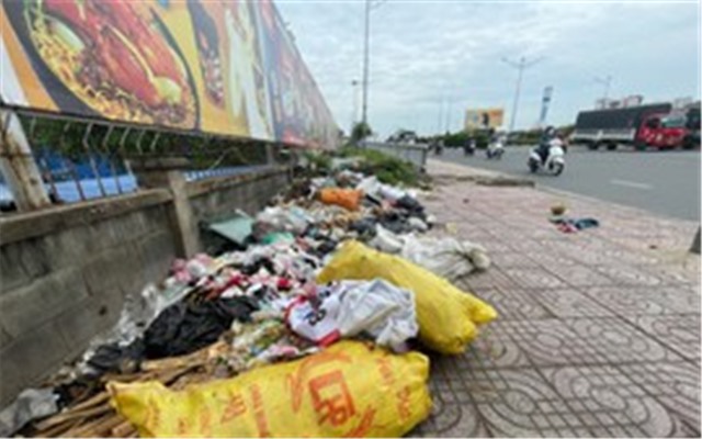 Từ 25/8/2022: Vứt rác, đổ nước thải trên vỉa hè, lòng đường bị phạt từ 1-2 triệu đồng
