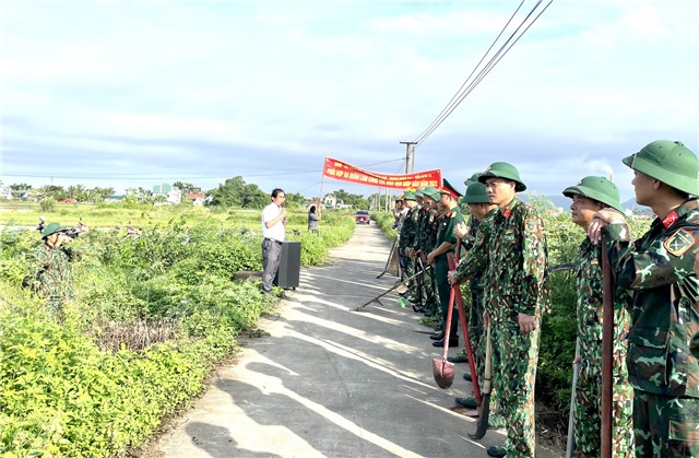 Ra quân làm công tác dân vận, giúp dân bảo vệ môi trường