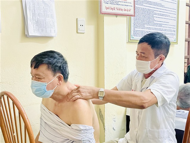 Khám bệnh, cấp phát thuốc miễn phí tri ân thương binh, liệt sĩ tại phường Quang Trung