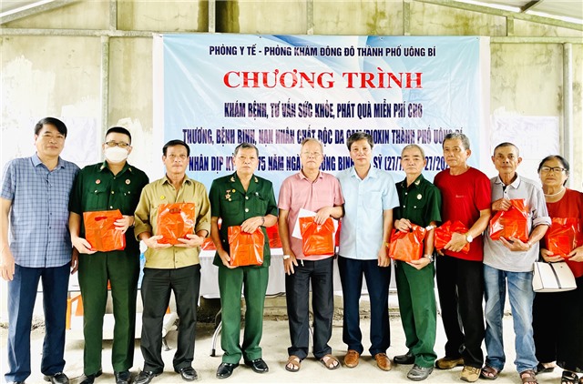Khám bệnh, tư vấn sức khỏe miễn phí và tặng quà cho thương, bệnh binh, nạn nhân chất độc da cam