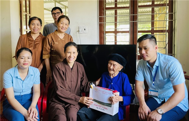 Câu lạc bộ Cúc Vàng - Chùa Ba Vàng: tặng 40 suất quà cho người có công tiêu biểu