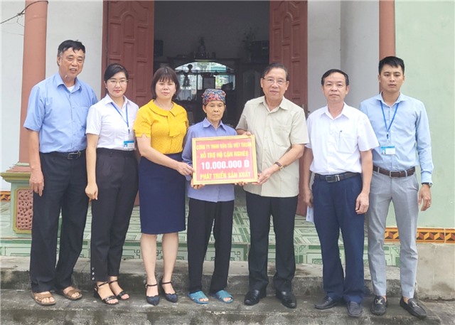 Công ty TNHH Vận tải Việt Thuận trao 20 triệu đồng hỗ trợ hộ cận nghèo phường Phương Nam