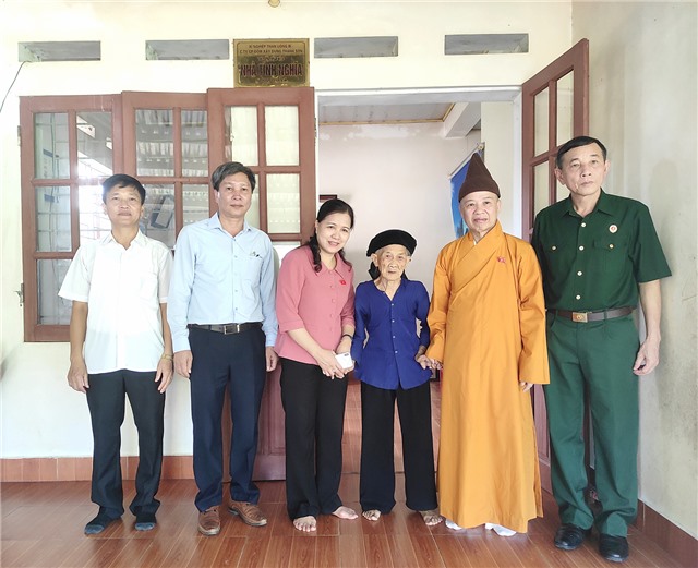 Đoàn ĐBQH tỉnh Quảng Ninh thăm, tặng quà đối tượng chính sách nhân ngày thương binh, liệt sỹ